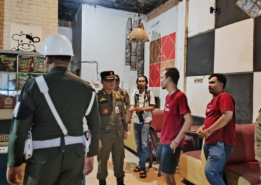 Jajaran Satpol PP Tabalong melakukan sosialisasi di THM yang buka sebelumnya. Foto: JM/lenterakalimantan.com