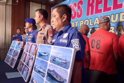 Wakapolres dan Kasat Polairud Polres Kotabaru saat memberikan keterangan Penangkapan Kapal Nelayan Tanbu kepada para Jurnalis di Aula Mapolres Kotabaru. Foto: Putri/lenterakalimantan.com