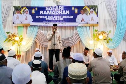 Safari Ramadan yang dihadiri oleh Bupati Tanah Laut (Tala), H Rahmat Trianto, beserta jajaran pemerintah daerah di Masjid Darul Ikhsan, Desa Telaga Langsat, Kecamatan Takisung, Selasa (18/3/2025). Foto: Istimewa