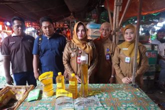 Dinas Koperasi Usaha Mikro Perindustrian dan Perdagangan (DKUMPP) Kabupaten Banjar melakukan uji takar pada produk minyak goreng bersubsidi MinyaKita yang beredar di pasaran, yakni di Kecamatan Gambut dan Kertak Hanyar, Selasa (18/3/2025) siang. Foto: Pemkab Banjar