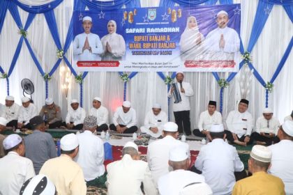 Safari Ramadan ke-15 Bupati Banjar H Saidi Mansyur dan Wakil Bupati Habib Idrus Al Habsyi beserta jajaran silaturahmi dengan masyarakat di Masjid Abirul Islam Desa Pasar Kamis, Kecamatan Kertak Hanyar Selasa (18/3/2025) sore. Foto: Pemkab Banjar