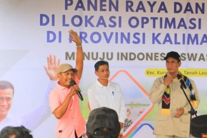 Mentan Amran di cara panen raya dan tanam padi di lokasi optimasi lahan (oplah). Foto: Asep/lenterakalimantan.com