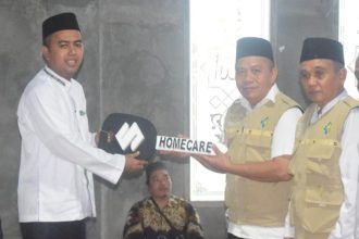 Wabup Tabalong, Habib Muhammad Taufani Alkaf menyerahkan secara simbolis mobil home care. Foto: JM/lenterakalimantan.com