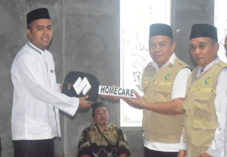Wabup Tabalong, Habib Muhammad Taufani Alkaf menyerahkan secara simbolis mobil home care. Foto: JM/lenterakalimantan.com