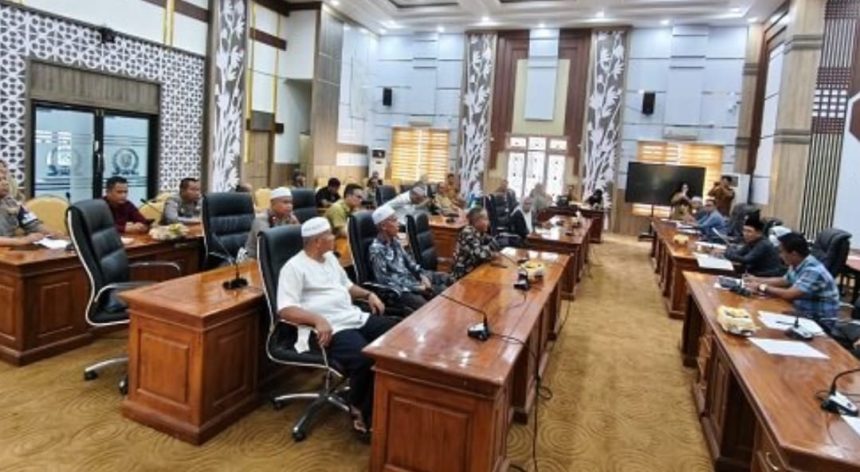 Puluhan warga saat menyampaikan keluhan di Gedung DPRD Balangan, berkaitan dengan truk bermuatan berat yang melintas di Jalan A Yani Paringin. Foto: Istimewa