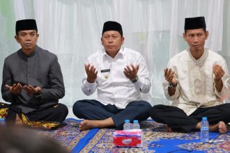 Bupati Barito Kuala, H. Bahrul Ilmi menghadiri Safari Ramadhan di Masjid Nurul Ibadah Desa Jelapat Baru, Kecamatan Tamban, Senin (17/03/2025).Foto: Humas Pemkab Batola