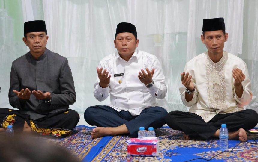 Bupati Barito Kuala, H. Bahrul Ilmi menghadiri Safari Ramadhan di Masjid Nurul Ibadah Desa Jelapat Baru, Kecamatan Tamban, Senin (17/03/2025).Foto: Humas Pemkab Batola