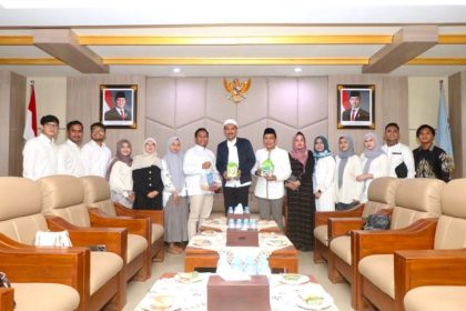 Forum Kewirausahaan Pemuda (FKP) Kabupaten Banjar silaturahmi dengan Bupati Saidi Mansyur, di Mahligai Sultan Adam lantai 1 Martapura, Rabu (19/3/2025) malam. Foto: Pemkab Banjar