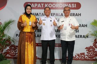 Bupati Barito Kuala, H Bahrul Ilmi bersama Ketua DPRD Ayu Dian, dan sekdakab H Zulkipli, hadiri rapat rakor Komisi Pemberantasan Korupsi RI (KPK RI) mengadakan Rapat Koordinasi Penguatan Kepala Daerah di Jogja Expo Center (JEC), Yogyakarta, Rabu (19/03/2025). Foto: Humas Pemkab Batola