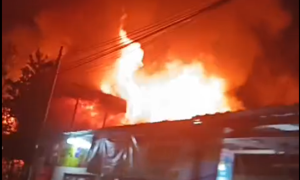 Kobaran api lahap bangunan rumah di Kampung Arab Banjarmasin, Sabtu (8/3/2025). Foto: WAG