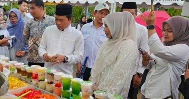 Bupati Balangan Abdul Hadi, sambil menyapa pedagang maupun warga, saat berbelanja di Pasar Ramadan Paringin, Balangan. Foto: Istimewa
