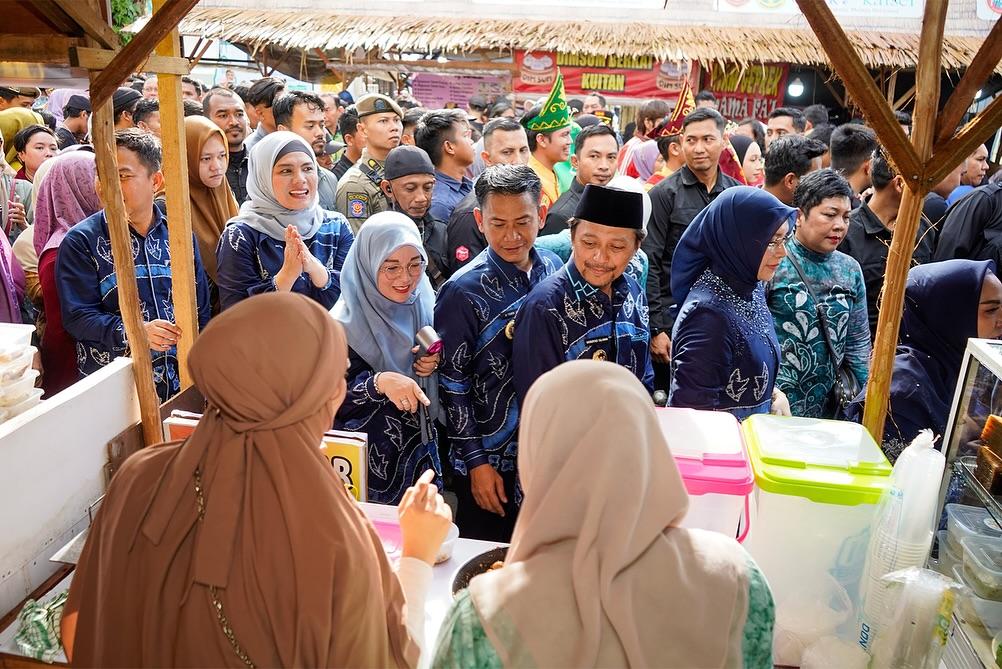 Walikota Banjarmasin M Yamin dan Wakil Walikota Hj Ananda mengunjungi salah satu stand Pasar Wadai Siring 0 KM. Foto: Pemko Banjarmasin