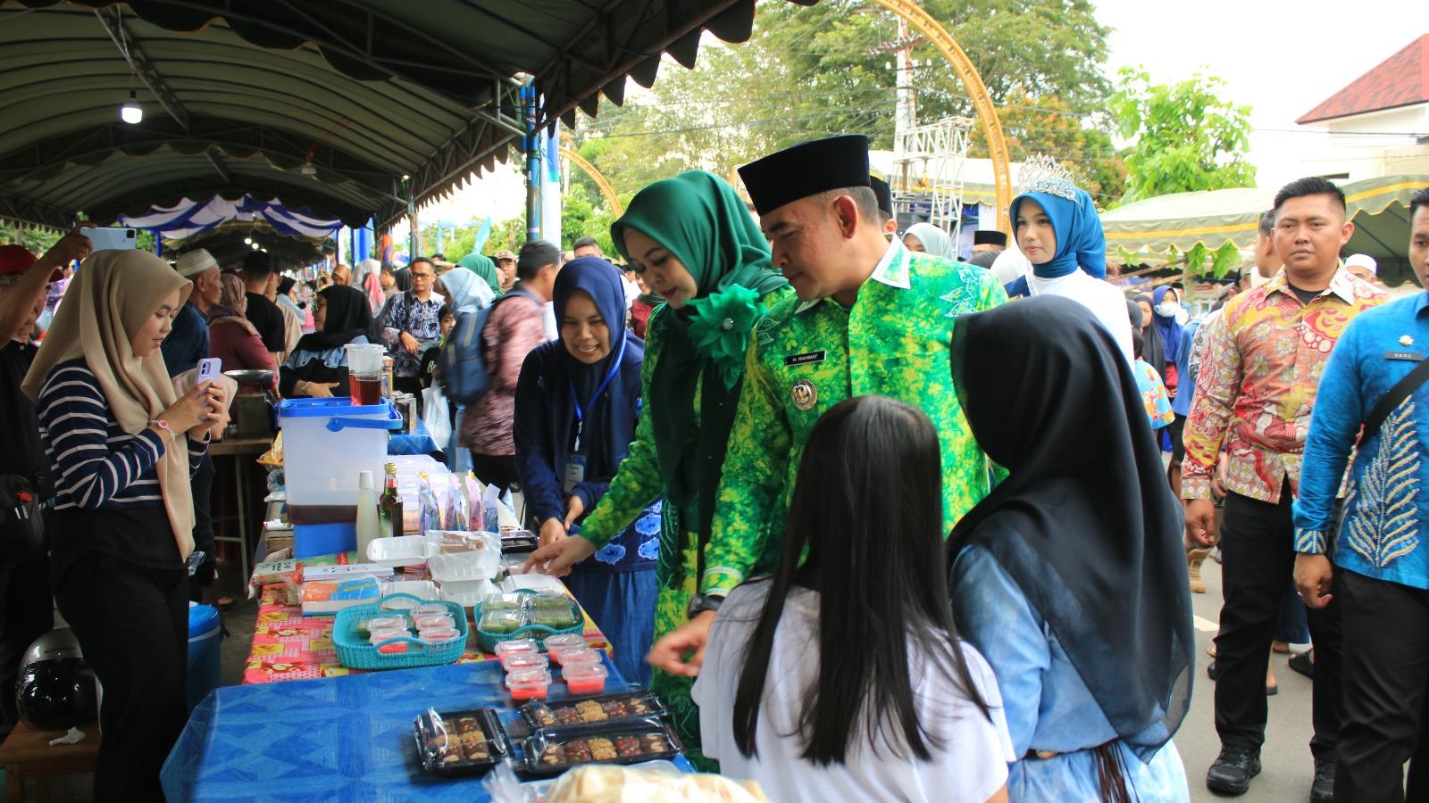 Bupati Tanah laut, H. Rahmat Trianto sambangi salah satu stand pasar murahRamadan Expo 1446 Hijriah. Foto: Asep/lenterakalimantan.com