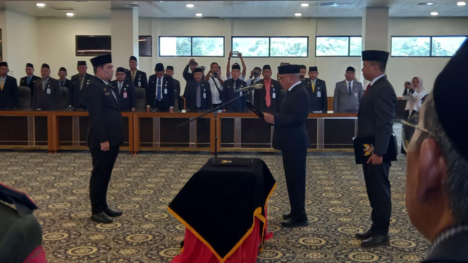 Bupati Kotabaru H M Rusli melantik Pj Sekda H Eka Saprudin di Oproom Kantor Bupati setempat. Foto: Putri/lenterakalimantan.com