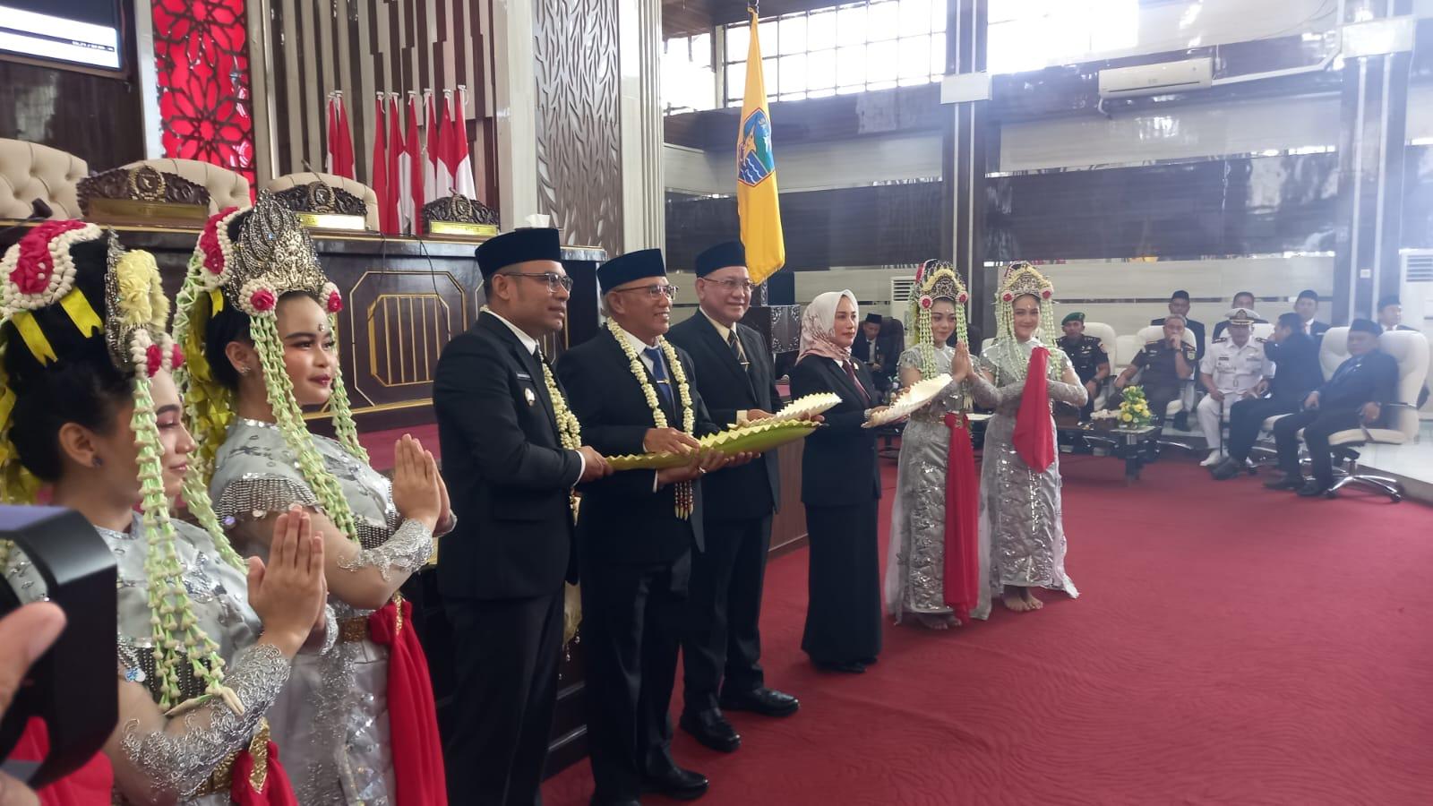 Bupati-Wakil Bupati Kotabaru Periode 2025-2030, H. Muhammad Rusli-Syairi Mukhlis ikuti sertijab di DPRD Kotabaru. Foto: Putri/lenterakalimantan.com
