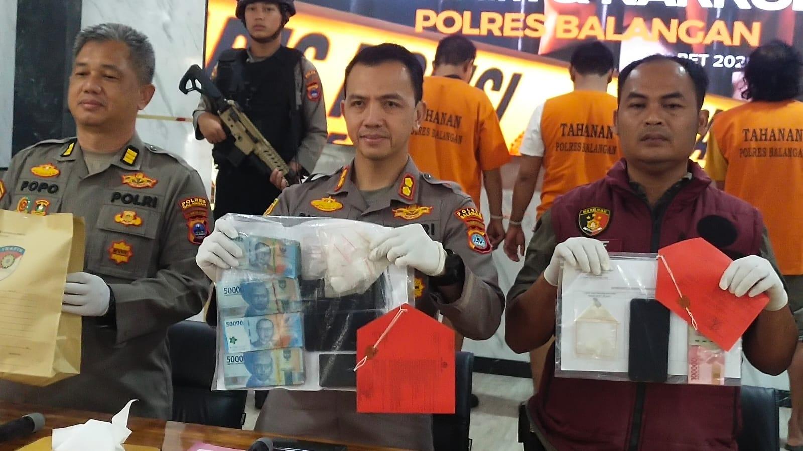 Kapolres Balangan AKBP Riza Muttaqin bersama jajaran, saat memperlihatkan sejumlah barang bukti hasil sitaan kejahatan peredaran narkotika, jenis sabu di Aula Pesat Gatra Tantya Sudhirajati saat konferensi pers berlangsung.nFoto: Windi/lenterakalimantan.com