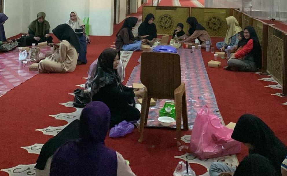 Bukan hanya laki-laki, kegiatan buka puasa bersama di Masjid Al-Akbar Balangan, juga diikuti sejumlah kaum hawa, berbaur dengan para musafir yang menempuh perjalan jauh. Foto: Istimewa