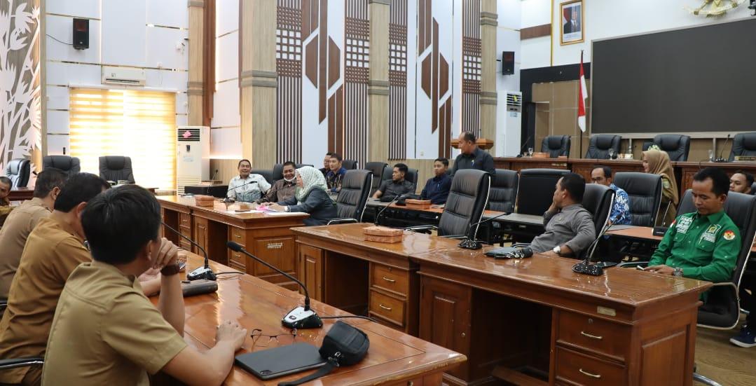 Suasana rapat di Sekretariat DPRD Balangan, dalam upaya menyelamatkan nasib ribuan para tenaga honorer di Bumi Sanggam. Foto: MC Balangan