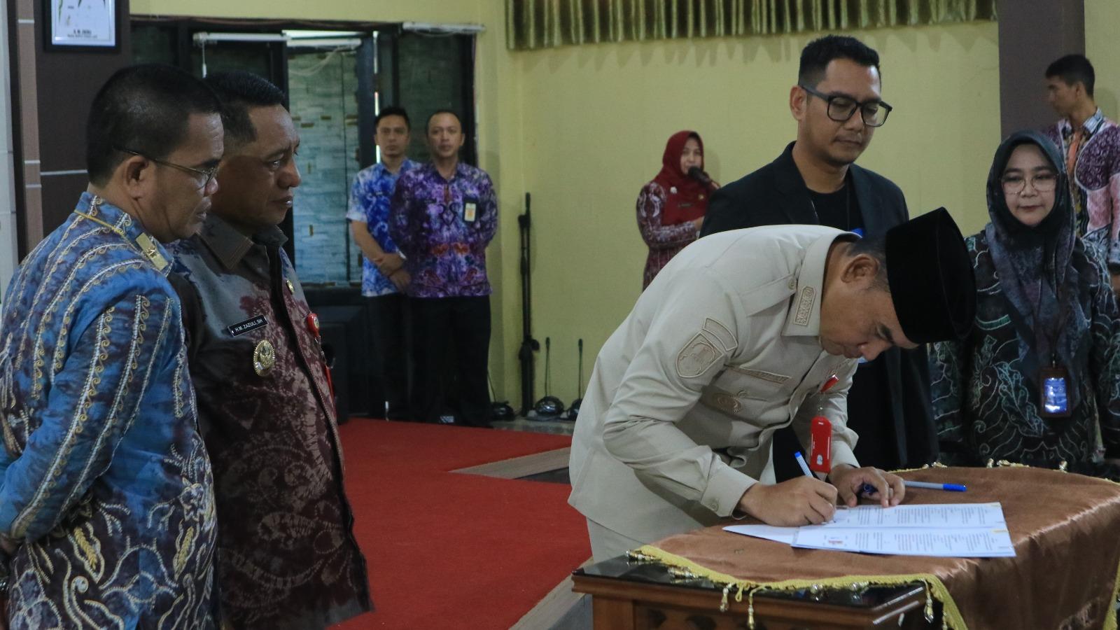 Tanda tangan MoU Pemkab Tala dengan BRI dan Politala. Foto: Asep/lenterakalimantan.com