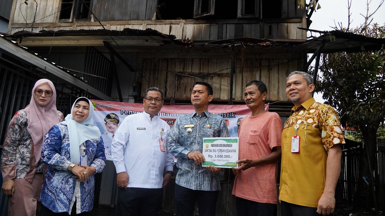 Walikota Banjarmasin, H M Yamin, memberikan bantuan untuk korban kebakaran di Jalan Pulau Laut, Jum’at (7/3/2025). Foto: Prokom Banjarmasin
