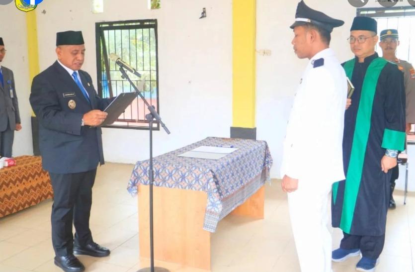 Wabup Zazuli melantik Kades Tajau Pecah. Foto: Diskominfo Tala