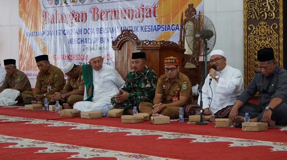Jajaran BPBD Balangan, melaksanakan kegiatan "Balangan Bermunajat" yang merupakan salah satu program inovasi, sebagai ikhtiar atau upaya untuk mitigasi non-struktural dalam penanggulangan bencana. Foto: BPBD Balangan