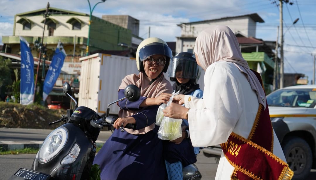 Menjelang berbuka puasa, Pawadahan Nanang Galuh Balangan, saat berbagi kudapan kepada masyarakat yang melintas, di Pusat Bundaran Kota Paringin. Foto: MC Balangan
