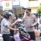 Kapolresta Banjarmasin, Kombes Pol Cuncun Kurniadi bagikan takjil kepada masyarakat yang melintas, Jum'at (7/3/2025). Foto: Humas Polresta Banjarmasin