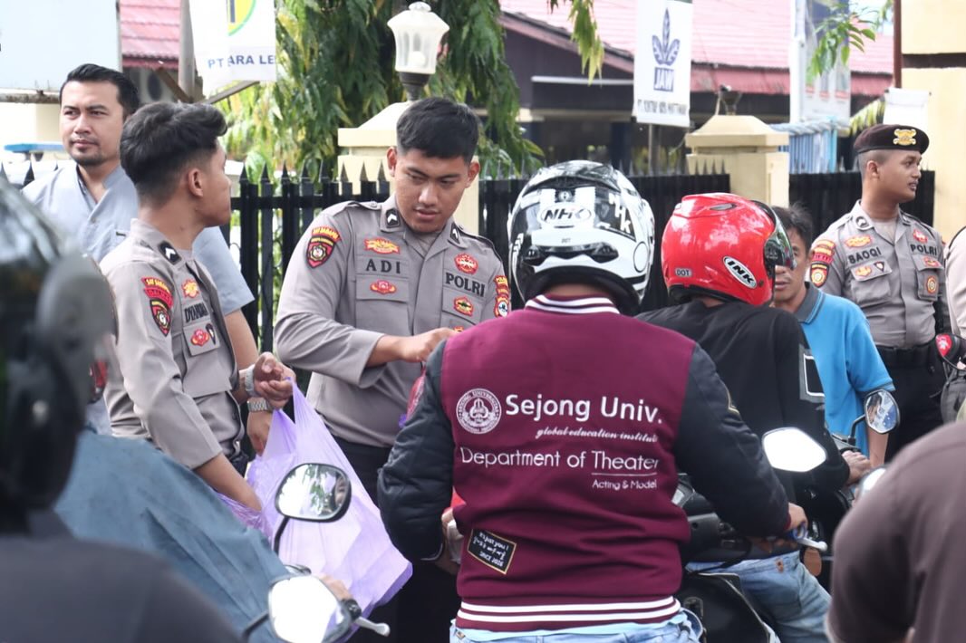 Polresta Banjarmasin berbagi takjil kepada masyarakat di depan Mapolresta banjarmasin, Jum'at (7/3/2025). Foto: Humas Polresta Banjarmasin