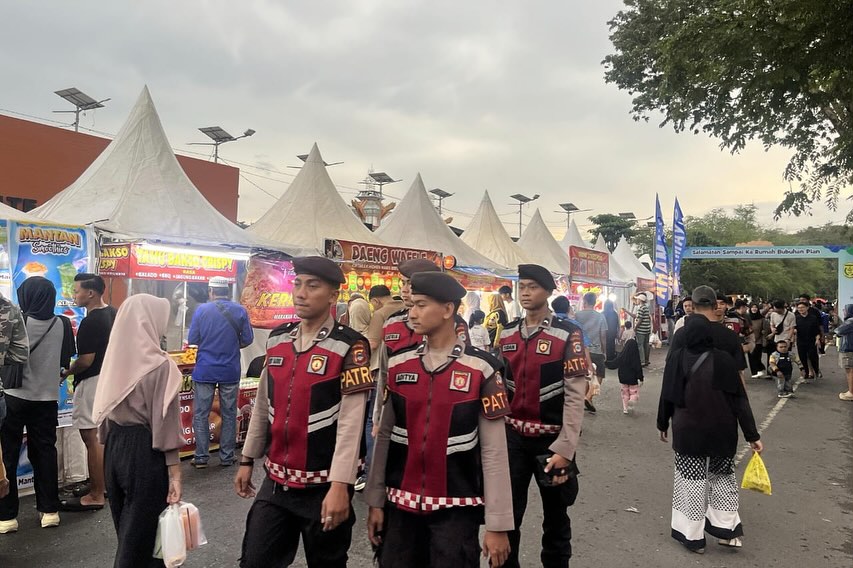 Personel Polresta Banjarmasin lakukan patroli di kawasan pasar wadai ramadan 1446 hijriyah di eks Kantor Gubernur Kalsel, Jum'at (7/3/2025). Foto: Humas Polresta Banjarmasin