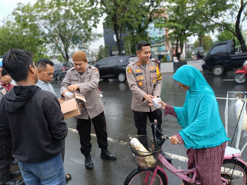 Kapolsek Banjarmasin Timur, AKP Morris Widhi Harto beserta jajaran bagikan takjil gratis kepada pengguna jalan yang melintas, Jum'at (7/3/2025). Foto: Humas Polsek Banjarmasin Timur