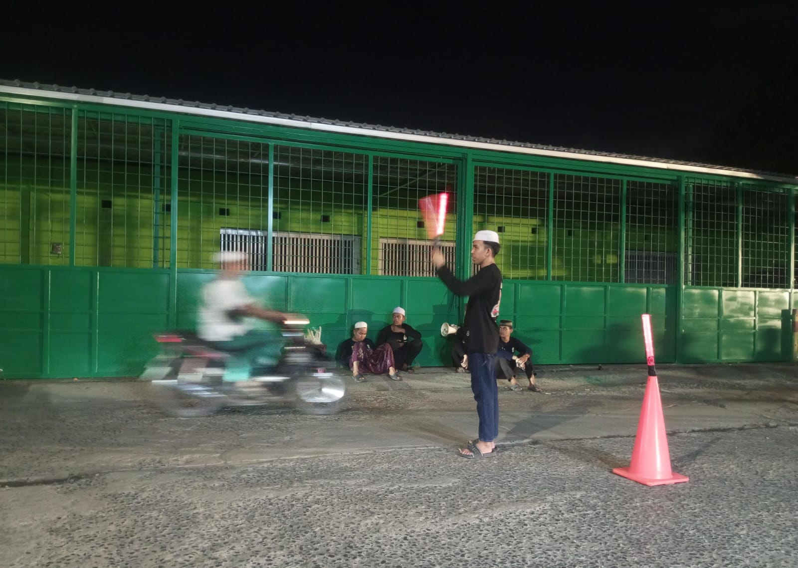 Relawan Batih Fire Fighter turut membantu mengarahkan jamaah haul ke-5 guru Zuhdi di Sungai Andai Banjarmasin, Senin (10/3/2025). Foto: Arsyad/lenterakalimantan.com