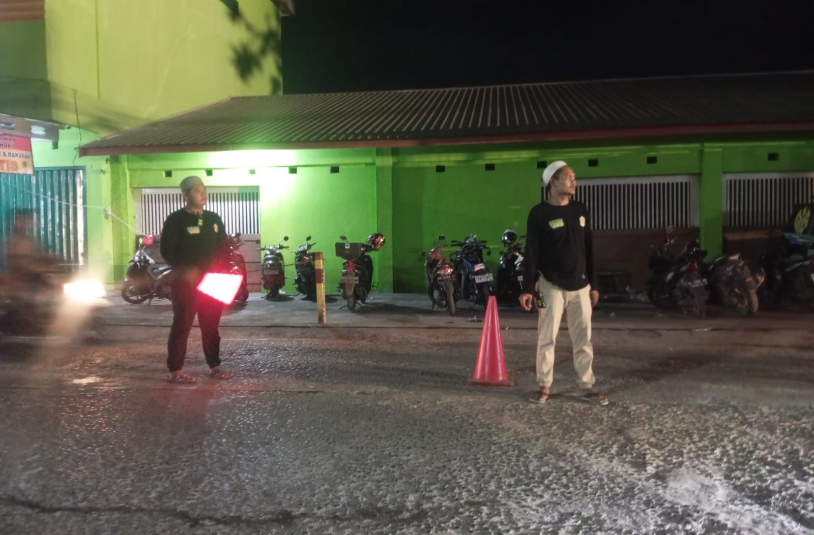 Relawan Batih Fire Fighter turut membantu mengarahkan jamaah haul ke-5 guru Zuhdi di Sungai Andai Banjarmasin, Senin (10/3/2025). Foto: Arsyad/lenterakalimantan.com