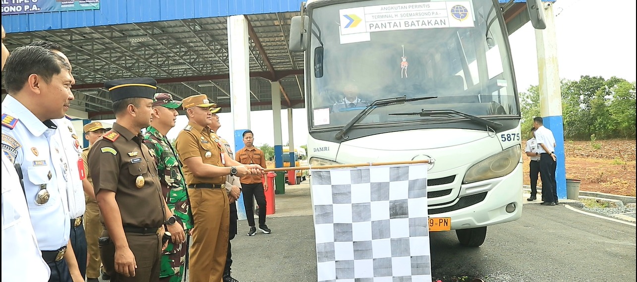 Bupati Tanah Laut, H Rahmat Trianto meresmikan operasional trayek angkutan umum Damri antar kecamatan di Tala. Foto: Asep/lenterakalimantan.com