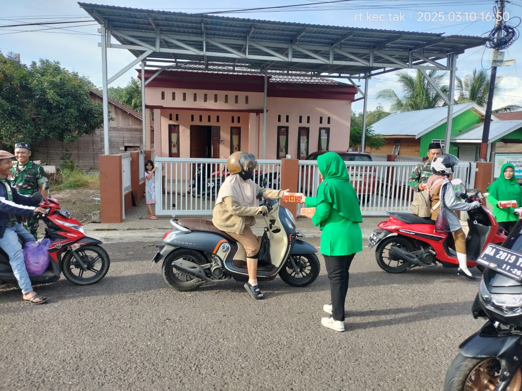 Jajaran Koramil 1001-01/Juai, Kodim 1001/HSU-BLG, dibantu Persit KCK, ketika membagikan takjil kepada pengguna jalan yang melintas, saat menjelang berbuka puasa, di halaman Koramil Juai, Balangan. Foto: Pendim 1001/HSU-BLG