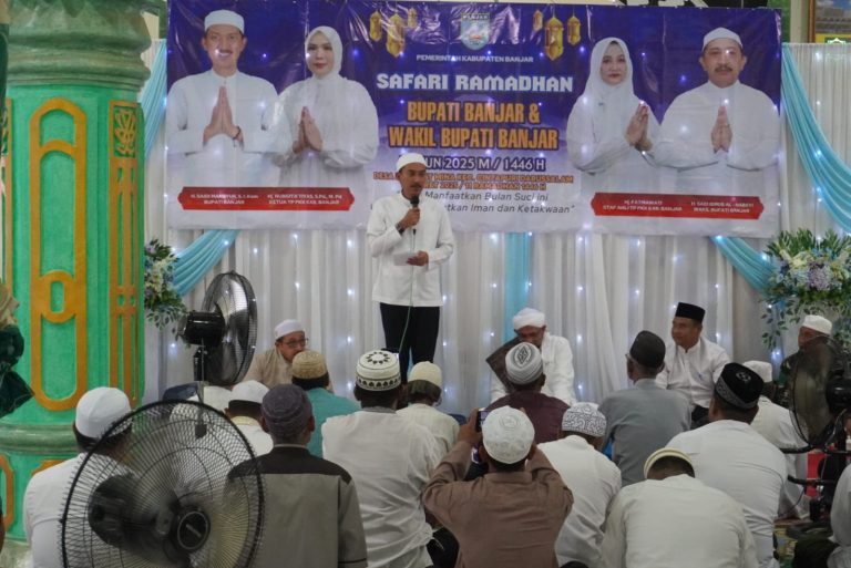 Untuk mempererat ukhuwah islamiyah antara umaro, ulama dan masyarakat, Bupati Banjar H Saidi Mansyur bersama wakilnya Habib Idrus Al Habsyi kunjungi Masjid Jami Daruttaqwa di Desa Keramat Mina RT 02, Kecamatan Cintapuri Darussalam, Selasa (11/3/2025) sore. Foto: Pemkab Banjar