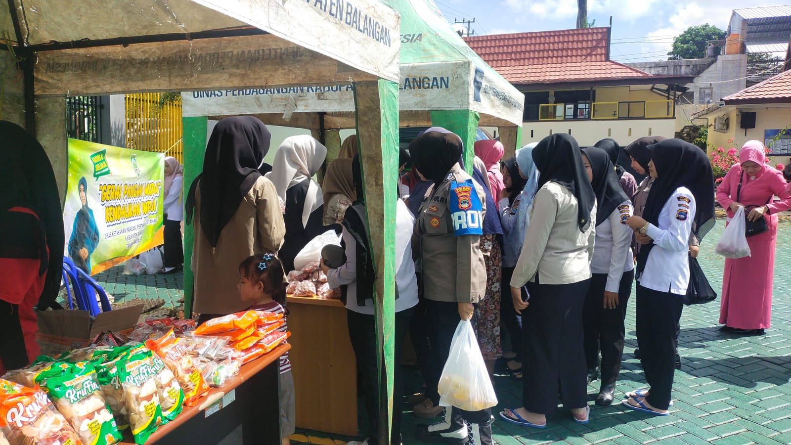 Sesaat setelah dibuka, puluhan warga Paringin, ketika memadati pasar murah di halaman Polres Balangan. Foto: Windi/lenterakalimantan.com