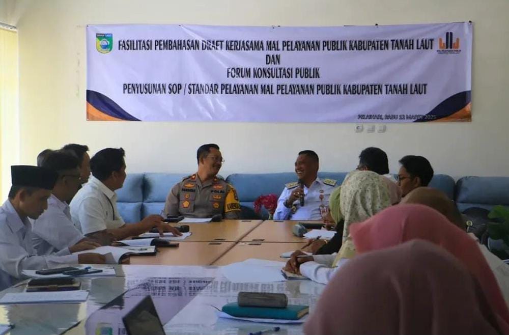 Wakil Bupati (Wabup) Tanah Laut (Tala), H Muhammad Zazuli, menghadiri pembahasan draft kerja sama yang dirangkai dengan Forum Konsultasi Publik (FKP) Penyusunan Standar Pelayanan pada Mal Pelayanan Publik (MPP) Tala, Rabu (12/3/2025). Foto: Istimewa