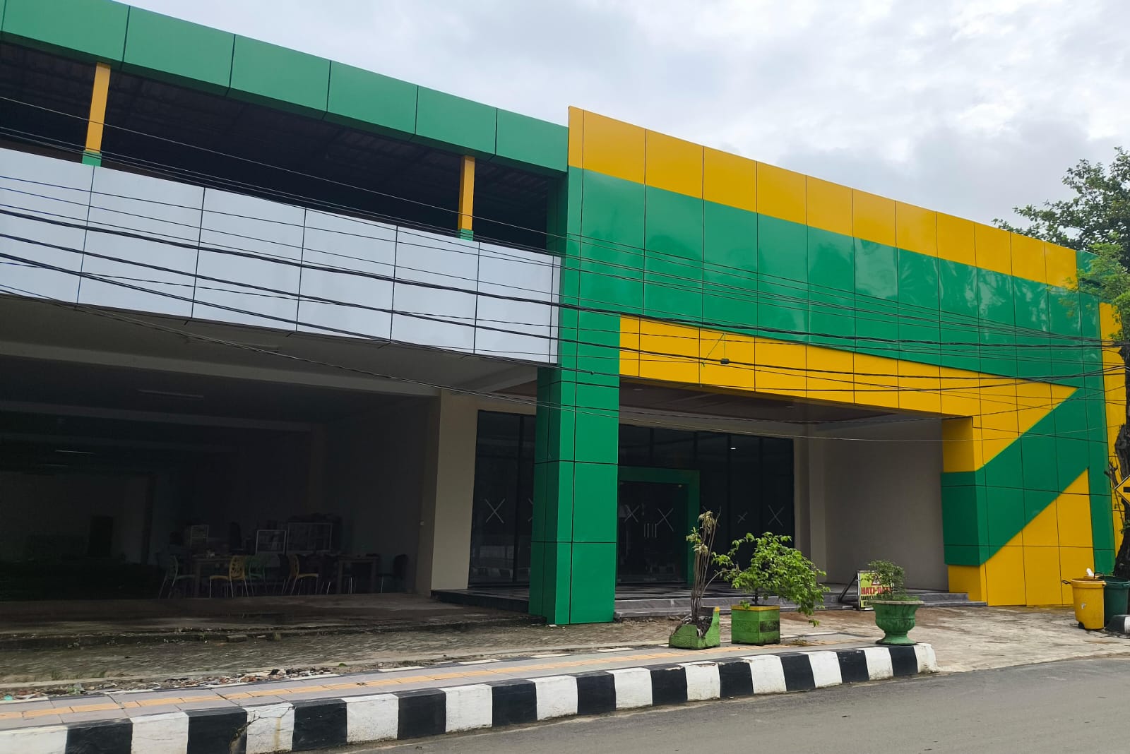 Bangunan gedung plaza barunak yang berada di jalan penghulu rasyid, Kelurahan Tanjung, Kecamatan Tanjung, Kabupaten Tabalong. Foto: JM/lenterakalimantan.com