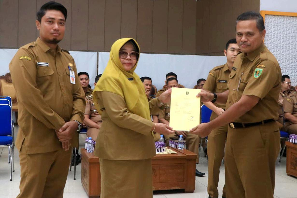 Pj Bupati Tabalong, Hj Hamida Munawarah menyerahkan DPA 2025 ke Kepala Badan Pendapatan Daerah, H Nanang Mulkani. Foto: Humas Prokopim