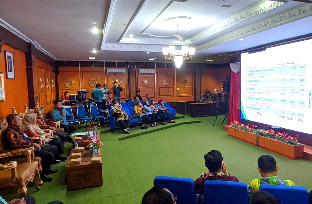 Pj Bupati Tabalong, Hj Hamida Munawarah memimpin rakor pembahasan rencana mendaftarkan pekerja rentan jadi peserta BPJS ketenagakerjaan. Foto: JM/lenterakalimantan.com