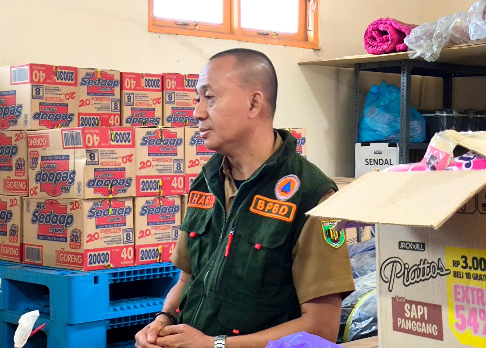 Kalau BPBD Kabupaten Tabalong, Haris Fakhrozi memperlihatkan ketersediaan stok logistik di dalam dalam gudang BPBD setempat. Foto: JM/lenterakalimantan.com