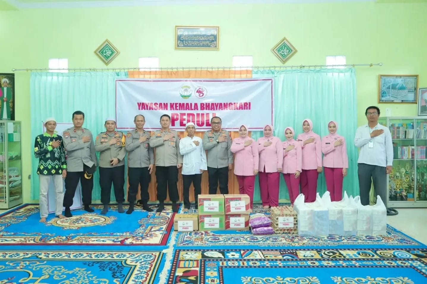 Kapolresta dan Bhyanagkari Cabang Kota Banjarmasin berbagi di Panti Asuhan Nur Hidayah, Sungai Andai Banjarmasin, Rabu (12/3/2025). Foto: Humas Polresta Banjarmasin