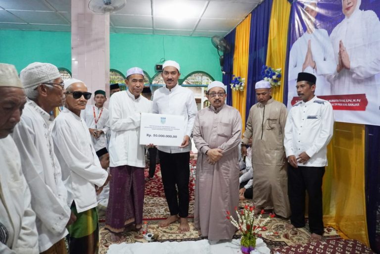 Bupati Banjar H Saidi Mansyur dan wakilnya Habib Idrus Al Habsyi lakukan Safari Ramadan ke-9 di Masjid Jami Ruhama, Desa Sungai Tabuk, Kecamatan Simpang Empat, Rabu (12/3/2025) sore. Foto: Pemkab Banjar