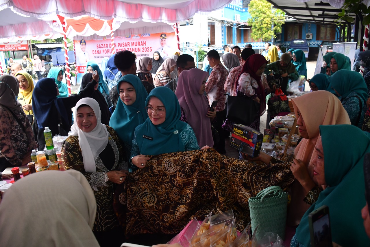 Ketua TP PKK Hj Neli Listriani mengunjungi stand yang ada di Pasar Murah Dana Forum BCSR 2025 di Banjarmasin Tengah, Kamis (13/03/2025) Sumber foto: Prokom Banjarmasin
