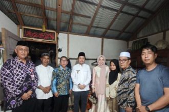 Wakil Gubernur (Wagub) Provinsi Kalimantan Selatan (Kalsel), Hasnuryadi Sulaiman didampingi sang istri drg Ellyana Trisya saat mengunjungi rumah Fitri di Kabupaten Banjar. Foto: Adpim Kalsel