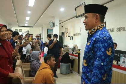 Bupati Rahmat menyapa warga usai Launching Program Salami, Foto: Asep/lenterakalimantan.com