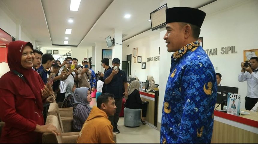 Bupati Rahmat menyapa warga usai Launching Program Salami, Foto: Asep/lenterakalimantan.com