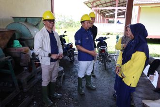 Teks foto : Bupati Barito Kuala, Dr. H. Bahrul Ilmi, S.H., M.H meninjau secara langsung kondisi Tempat Pembuangan Akhir (TPA) Tabing Rimbah yang berada di Kecamatan Mandastana, Minggu (16/03/2025).