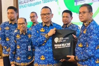 Bupati Tabalong, H Muhammad Noor Rifani menyerahkan bantuan berupa beras secara simbolis. Foto: JM/lenterakalimantan.com